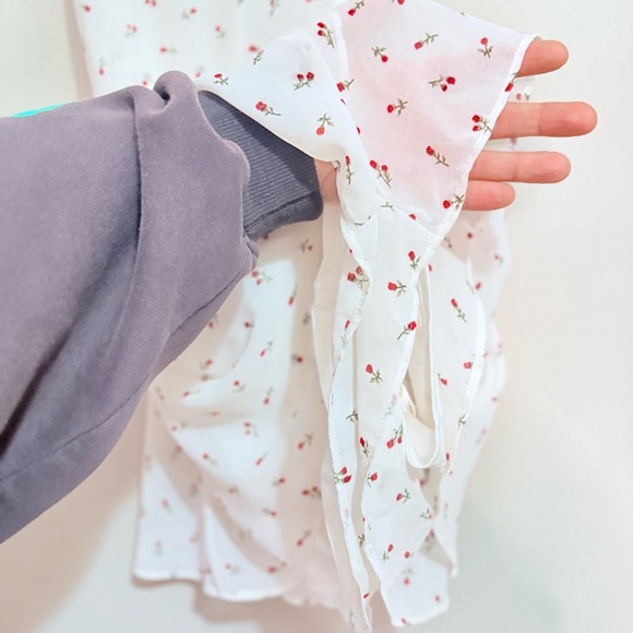 4/$10🎄Forever 21 White Romper w Ditsy Rose Pattern and Criss Cross Straps - Picture 6 of 13